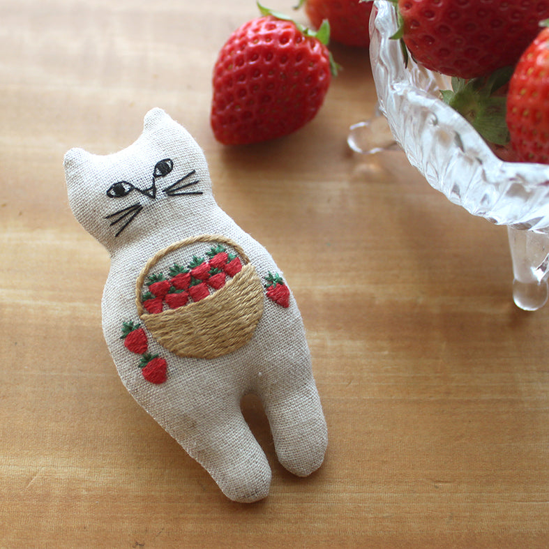 Nekogao- Cat Brooch Kit in Natural with Strawberry Basket