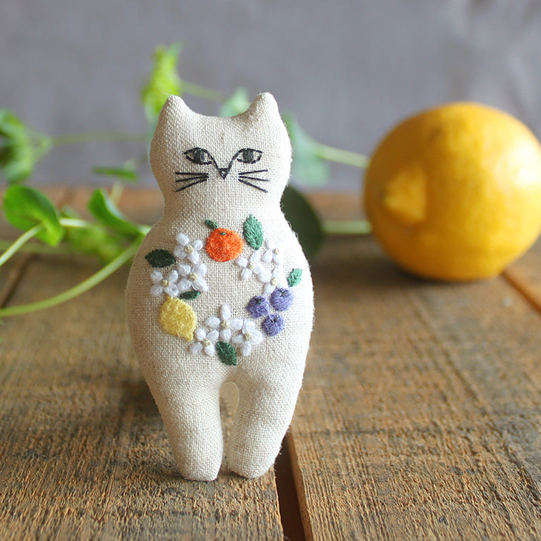 Nekogao- Cat Brooch Kit in Natural with Fruit Wreath