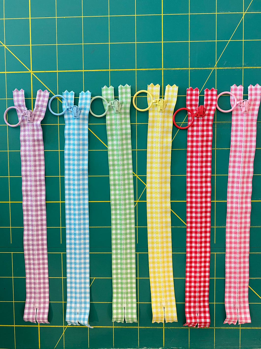 Gingham 6 Zipper Set 8”